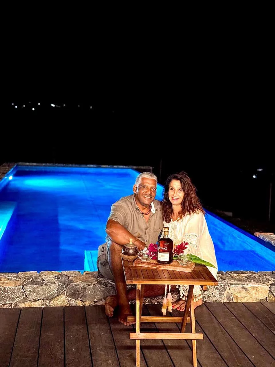 bruno et sylvie assis au bord de la piscine
